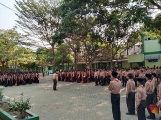 Asah Keterampilan Komunikasi Visual, Siswa Kelas 7 MTsN 2 Nganjuk Semangat Ikuti Latihan Pramuka Semaphore